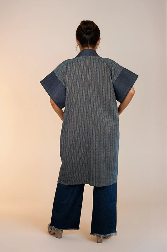 Kimono súper original que combina el textil artesanal tradicional con mezclilla que le da un toque único y original. Visto desde la espalda.