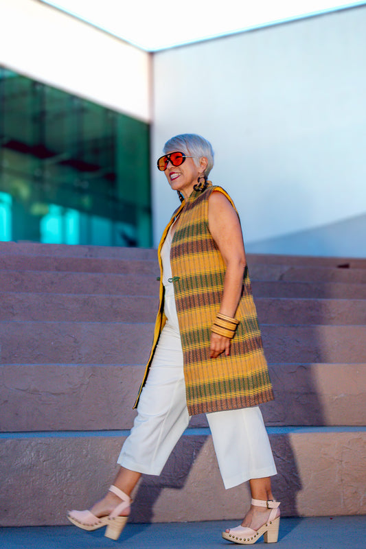 Chaleco Raíz, moda artesanal contemporánea hecha a mano en telar de pedal.