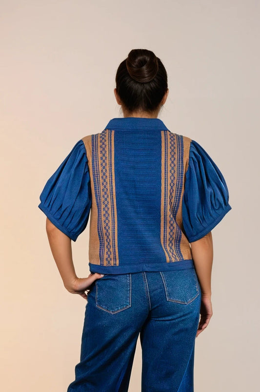 Chamarra con textil artesanal tejido en telar de pedal. Diseño original de Nativa de Corazón. Pieza única. Vista de espalda.