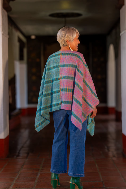Poncho de moda mexicana artesanal, con diseño moderno y textil tejido de forma tradicional en telar de pedal. 100% algodón, Pieza única.