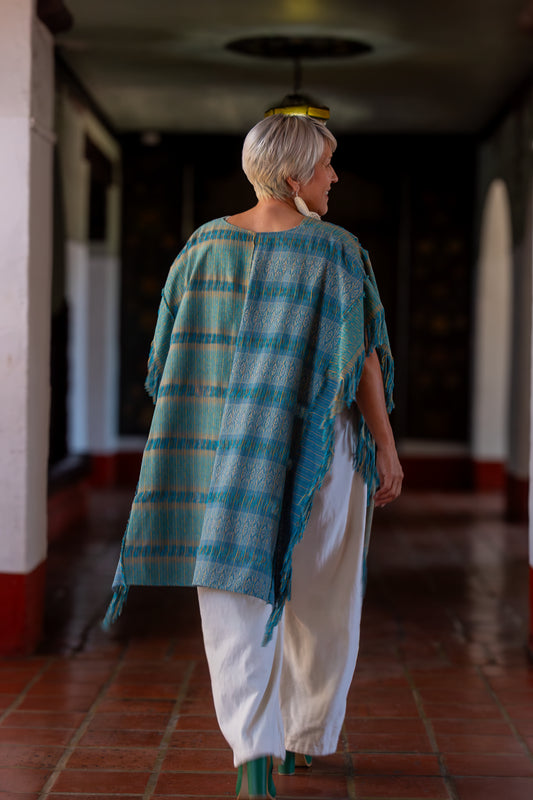 Ruana de moda mexicana artesanal contemporánea. Diseño original y exclusivo, con textil 100% algodón tejido en telar de pedal tradicional. Hecho en México.