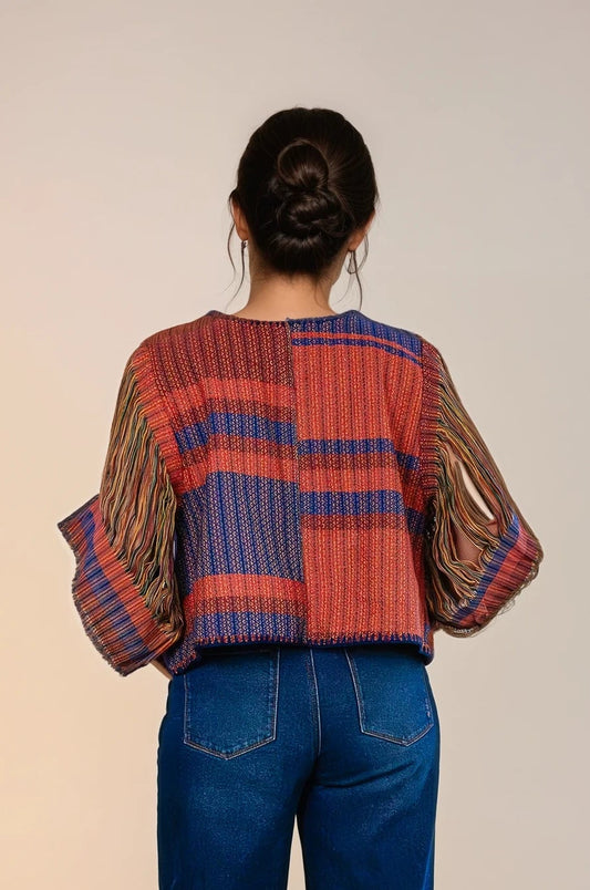 Torera elaborada con textil 100% artesanal, tejido en telar de pedal tradicional. Diseño original de Nativa de Corazón, pieza única. Vista de espalda.