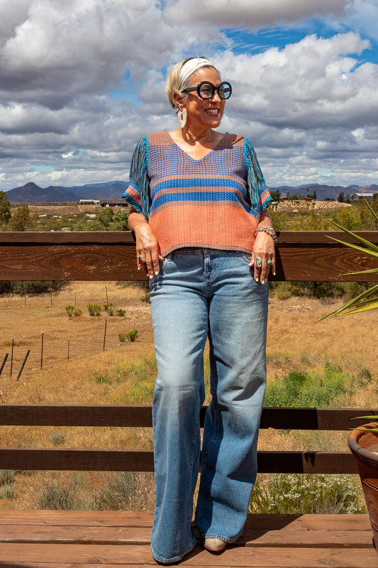 Blusa 100% algodón con textil artesanal tejido en telar de pedal. Cuello en V y mangas en deshilado amplio. Pieza única.