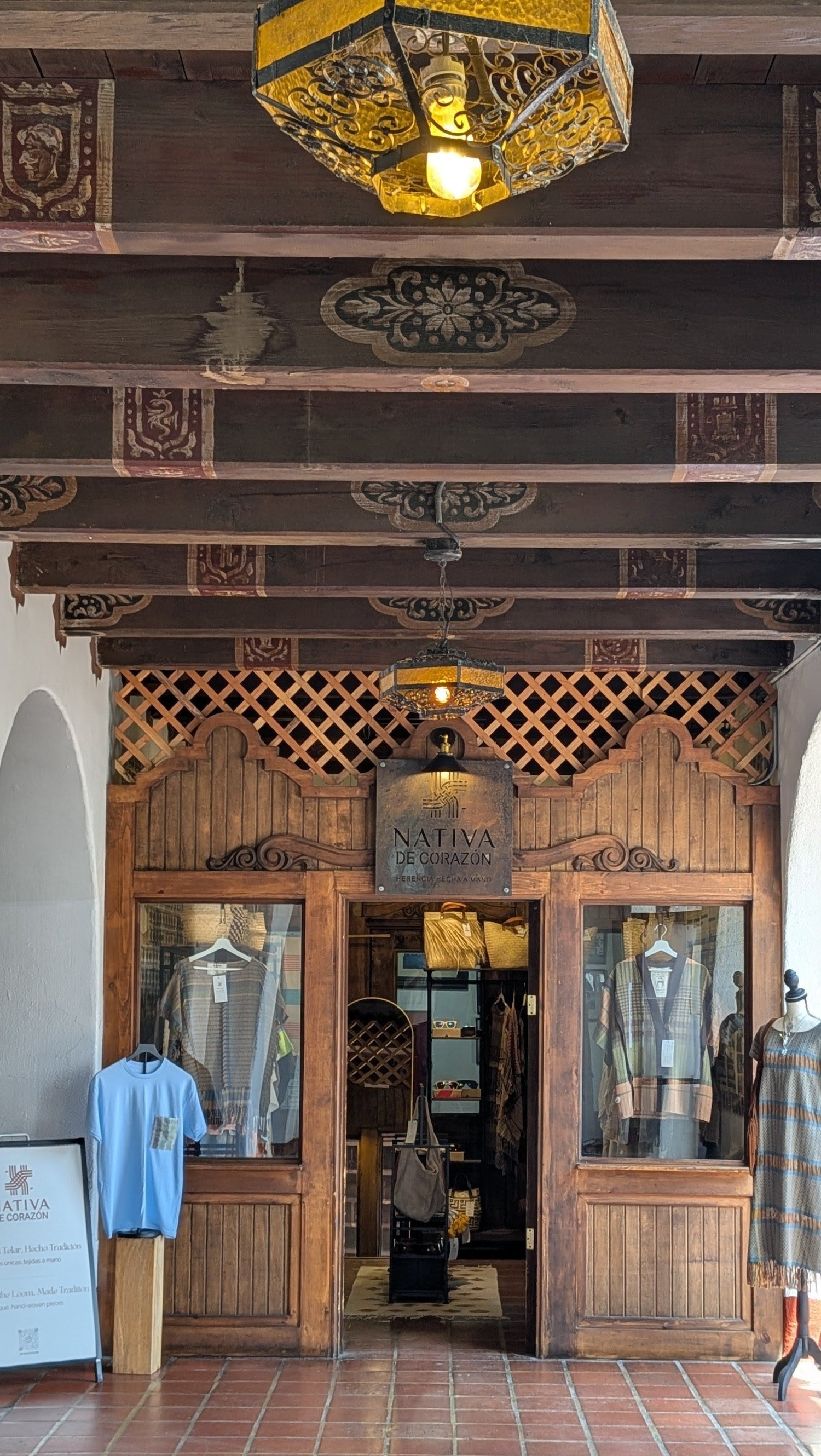 Fachada de la boutique de Nativa de Corazón en Ensenada, dentro del Centro Cultural Riviera del Pacífico.