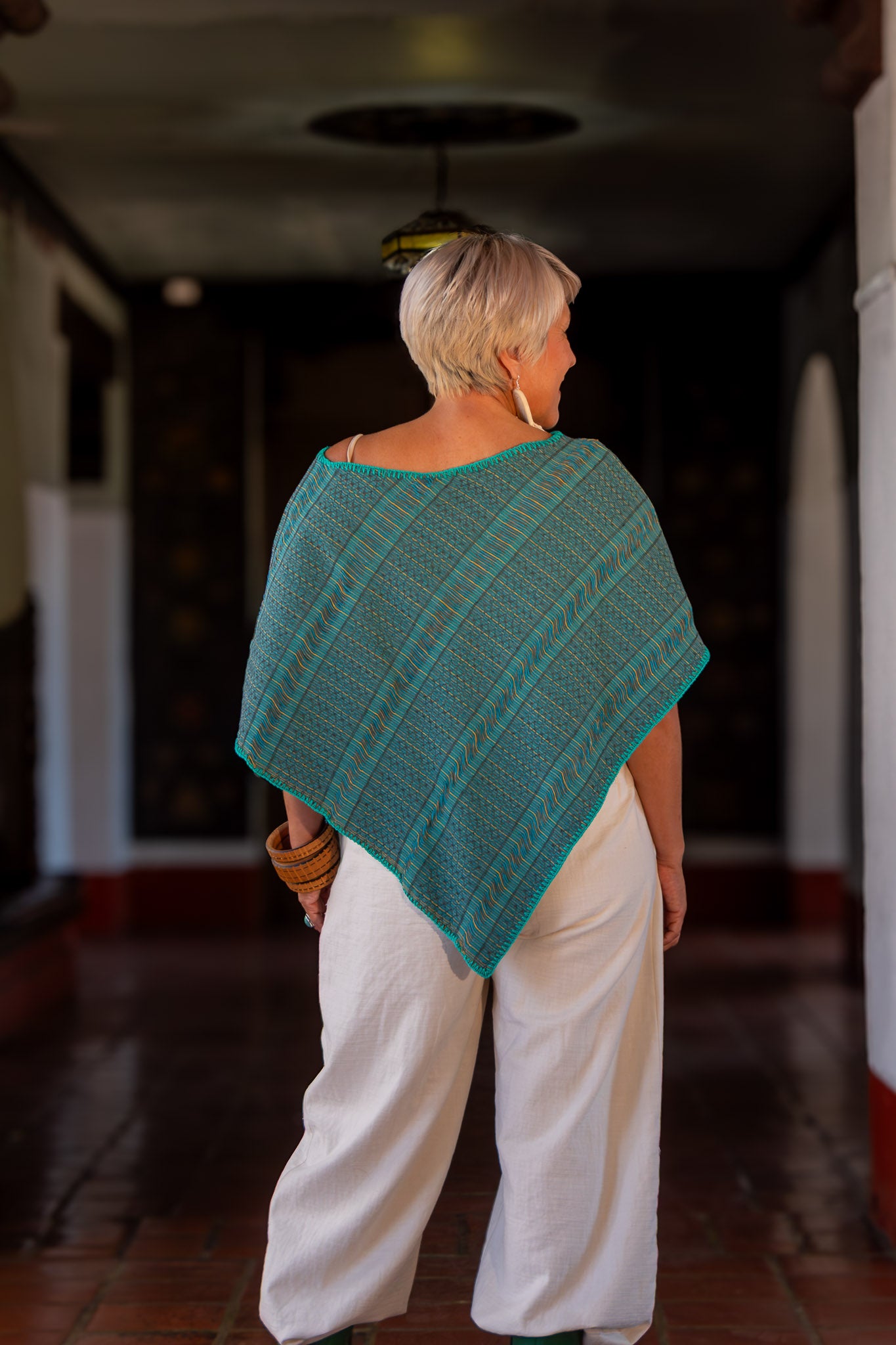 Capa con caída en triángulo, con textil artesanal tejido en telar de pedal tradicional, con diseño mexicano contemporáneo. Pieza única.