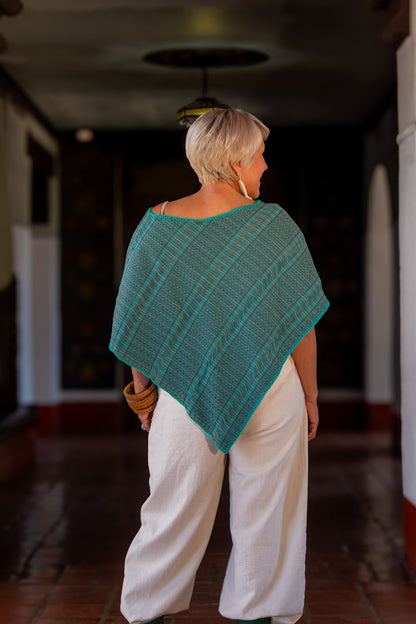 Capa con caída en triángulo, con textil artesanal tejido en telar de pedal tradicional, con diseño mexicano contemporáneo. Pieza única.