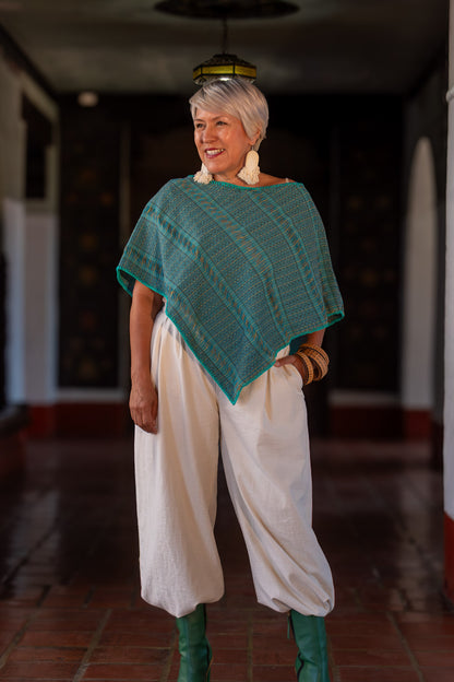 Capa con caída en triángulo, con textil artesanal tejido en telar de pedal tradicional, con diseño mexicano contemporáneo. Pieza única.