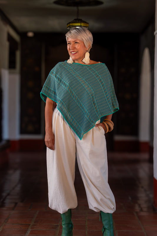 Capa con caída en triángulo, con textil artesanal tejido en telar de pedal tradicional, con diseño mexicano contemporáneo. Pieza única.
