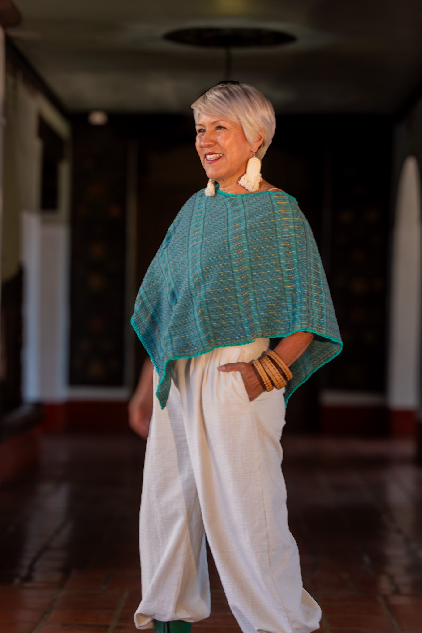 Capa con caída en triángulo, con textil artesanal tejido en telar de pedal tradicional, con diseño mexicano contemporáneo. Pieza única.