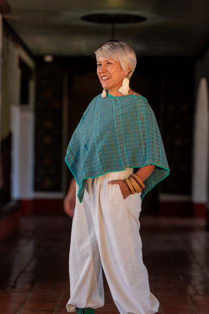 Capa con caída en triángulo, con textil artesanal tejido en telar de pedal tradicional, con diseño mexicano contemporáneo. Pieza única.