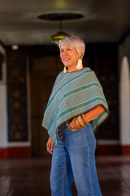 Capa con caída en triángulo, con textil artesanal tejido en telar de pedal tradicional, con diseño mexicano contemporáneo. Pieza única.