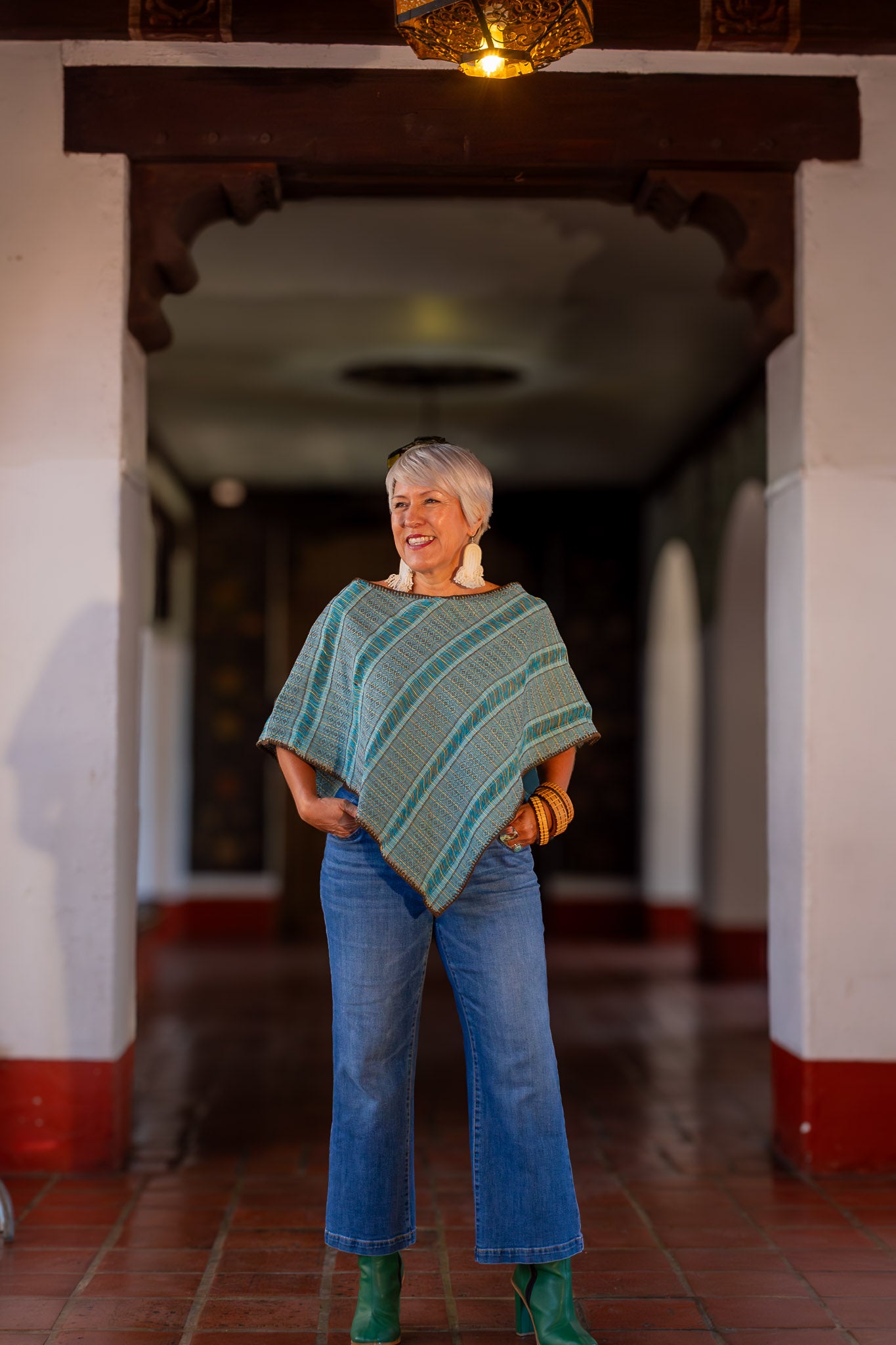 Capa con caída en triángulo, con textil artesanal tejido en telar de pedal tradicional, con diseño mexicano contemporáneo. Pieza única.