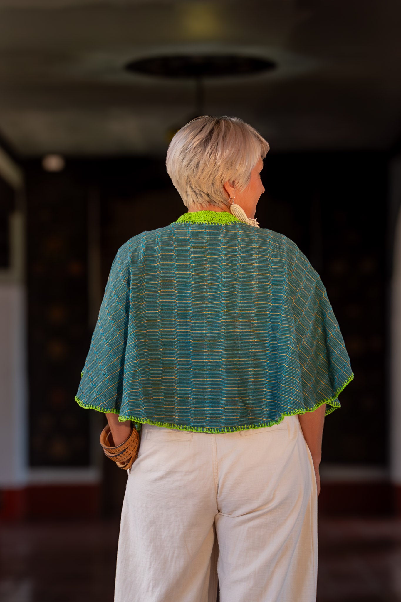 Capa de diseño mexicano original y contemporáneo, con textil artesanal tejido en telar de pedal y con acabado en cuello a mano en crochet. Pieza única.