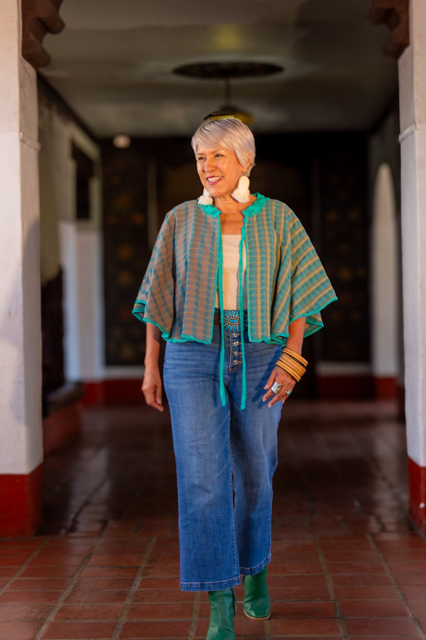Capa de diseño mexicano original y contemporáneo, con textil artesanal tejido en telar de pedal y con acabado en cuello a mano en crochet. Pieza única.