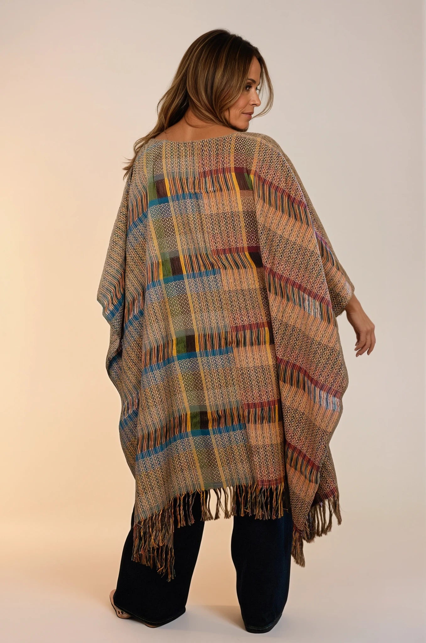 Capa con textil artesanal, moda mexicana con diseño contemporáneo y original.