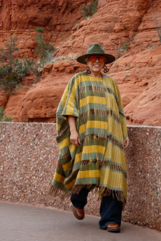 Capa con textil artesanal, moda mexicana con diseño contemporáneo y original.