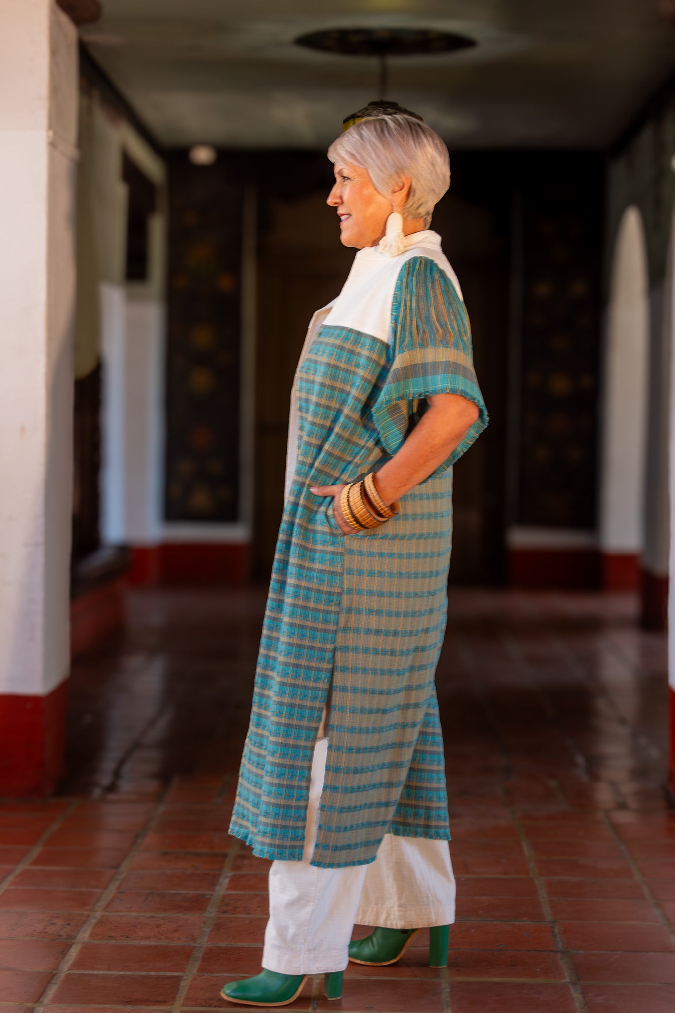 Chaleco largo de moda artesanal y diseño mexicano contemporáneo. Prenda realmente única de diseño original y exclusivo. Tejido en telar de pedal.