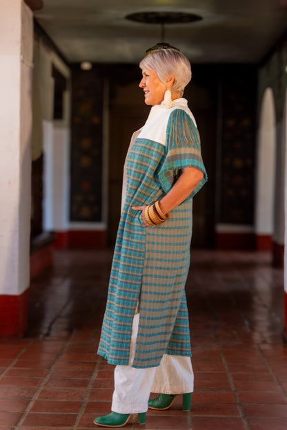 Chaleco largo de moda artesanal y diseño mexicano contemporáneo. Prenda realmente única de diseño original y exclusivo. Tejido en telar de pedal.