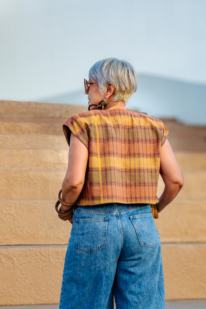 Chaleco Ladrillo con textil tejido en telar de pedal tradicional, moda artesanal (pieza única) - Nativa de Corazón. Visto de espalda.