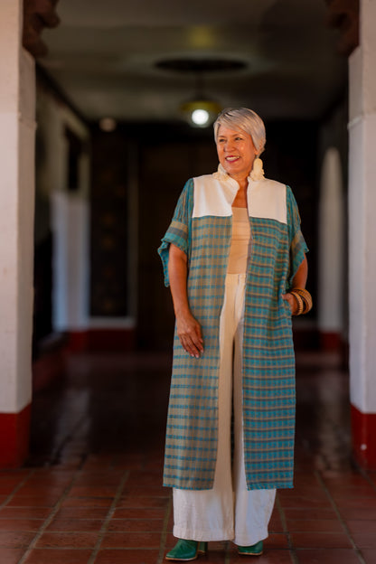 Chaleco largo de moda artesanal y diseño mexicano contemporáneo. Prenda realmente única de diseño original y exclusivo. Tejido en telar de pedal.