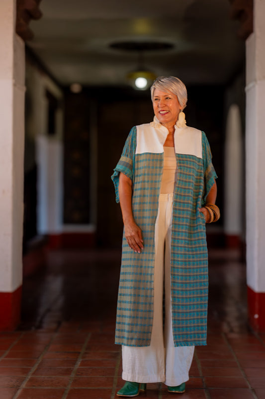 Chaleco largo de moda artesanal y diseño mexicano contemporáneo. Prenda realmente única de diseño original y exclusivo. Tejido en telar de pedal.