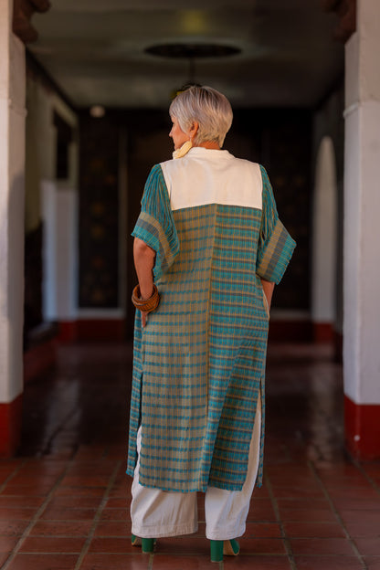 Chaleco largo de moda artesanal y diseño mexicano contemporáneo. Prenda realmente única de diseño original y exclusivo. Tejido en telar de pedal.