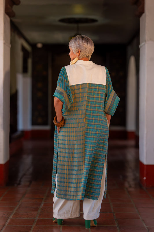 Chaleco largo de moda artesanal y diseño mexicano contemporáneo. Prenda realmente única de diseño original y exclusivo. Tejido en telar de pedal.