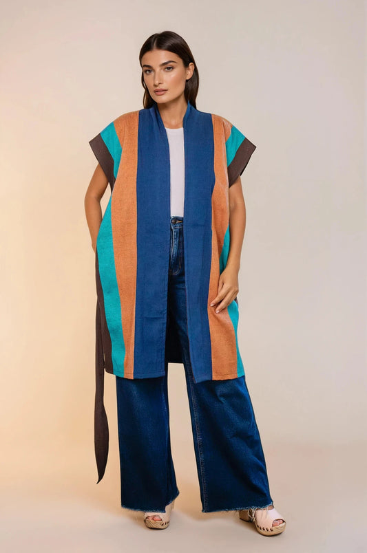 Chaleco multicolor con textil artesanal tejido en telar de pedal, abierto del frente con dos tiras integradas en los costados que funcionan como cinto. Bolsas ocultas en los costados.