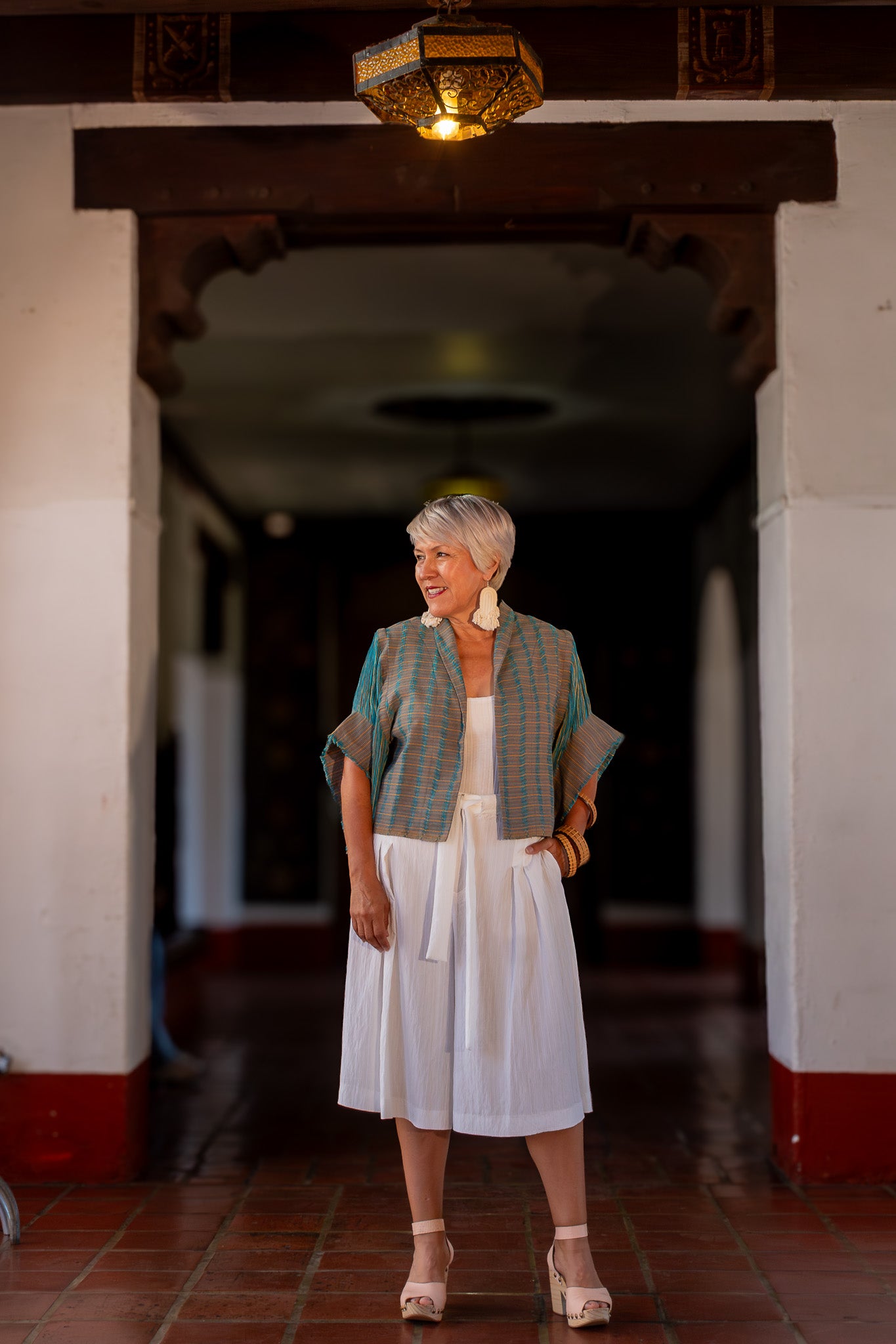 Chaleco de diseño mexicano, con textil tradicional y diseño contemporáneo. Textil tejido a mano en telar de pedal hecho en México. Pieza única de arte que puedes vestir.