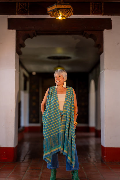 Chaleco de moda artesanal con diseño contemporáneo. Textil tejido en telar de pedal tradicional. Diseño mexicano, pieza única.