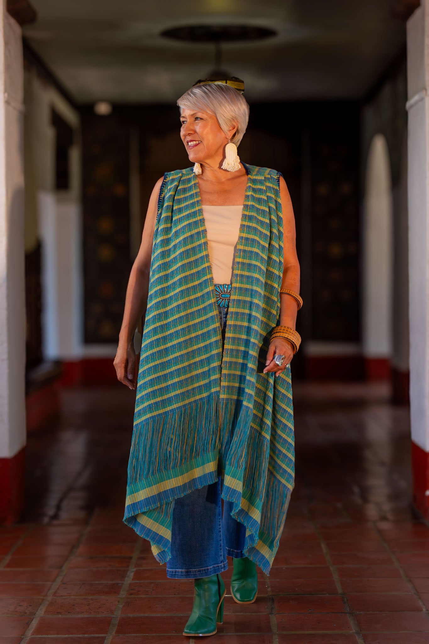 Chaleco de moda artesanal con diseño contemporáneo. Textil tejido en telar de pedal tradicional. Diseño mexicano, pieza única.