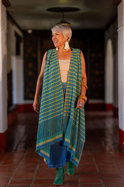 Chaleco de moda artesanal con diseño contemporáneo. Textil tejido en telar de pedal tradicional. Diseño mexicano, pieza única.
