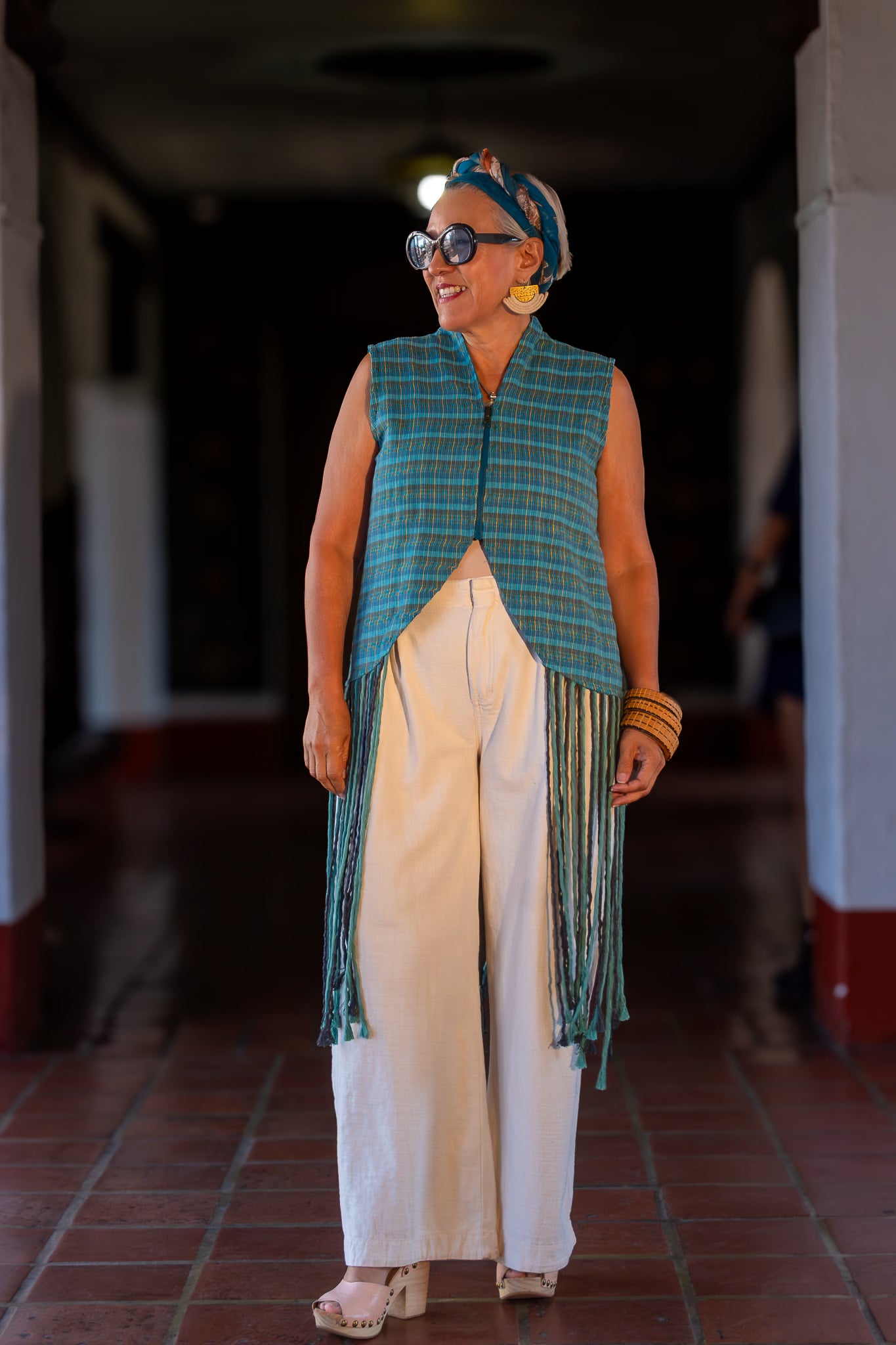 Chaleco corto con cierre de diseño original y moda mexicana artesanal y contemporáneas. Macramé largo en la parte inferior. Pieza única.