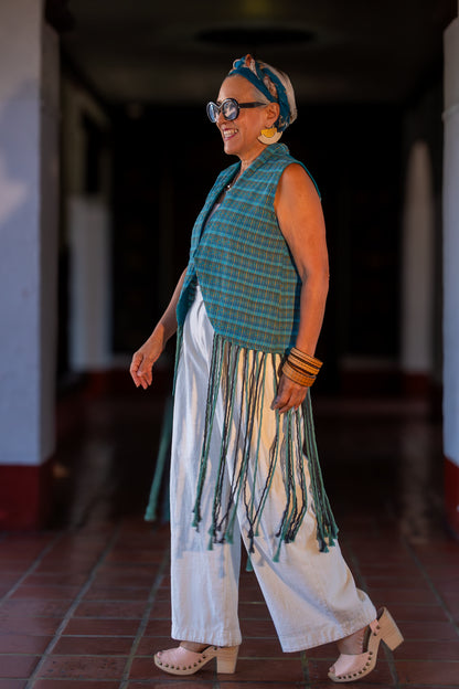 Chaleco corto con cierre de diseño original y moda mexicana artesanal y contemporáneas. Macramé largo en la parte inferior. Pieza única.