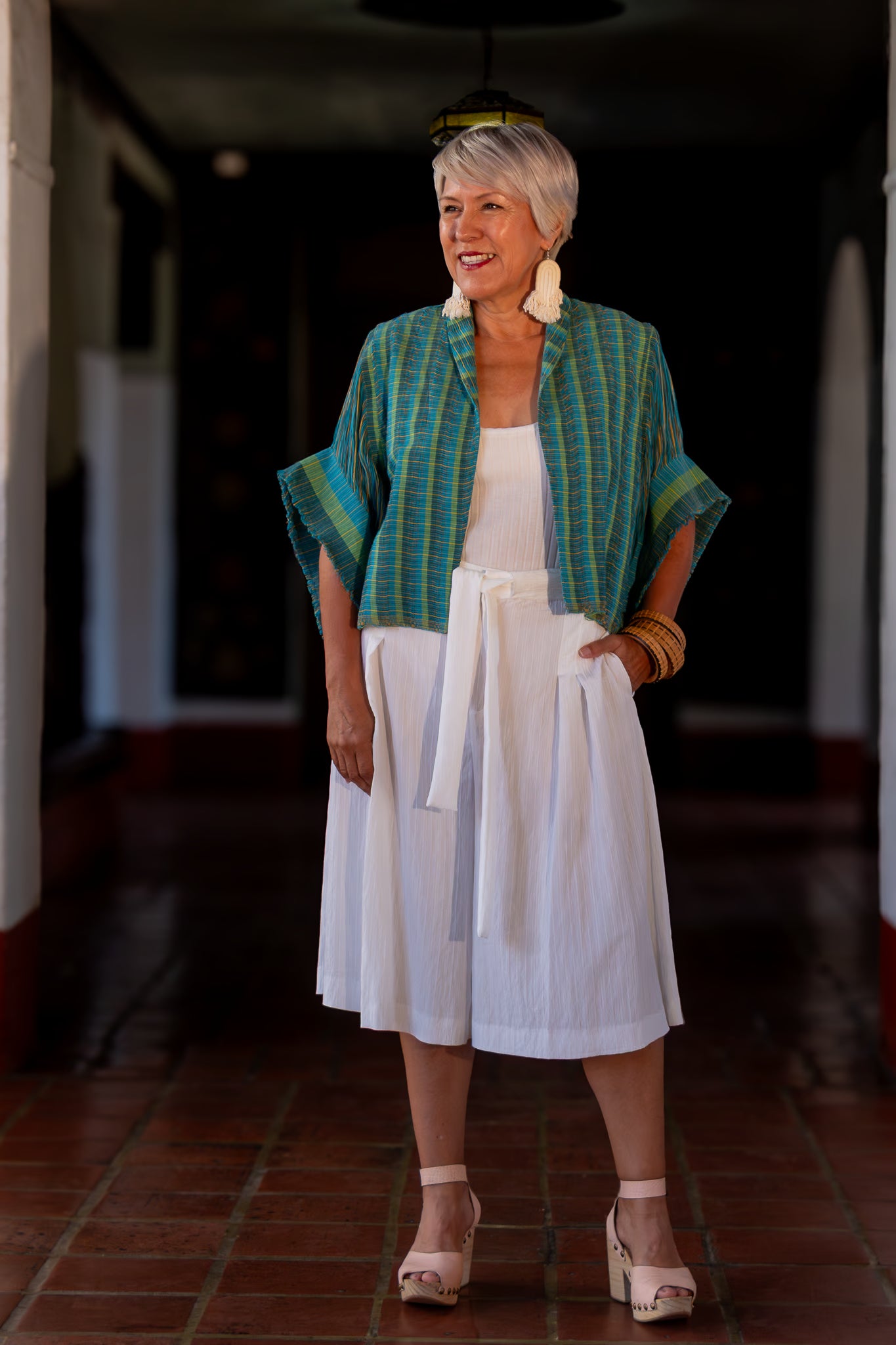 Chaleco de diseño mexicano artesanal y contemporáneo. Manga en deshilado amplio con textil 100% algodón tejido en telar de pedal.