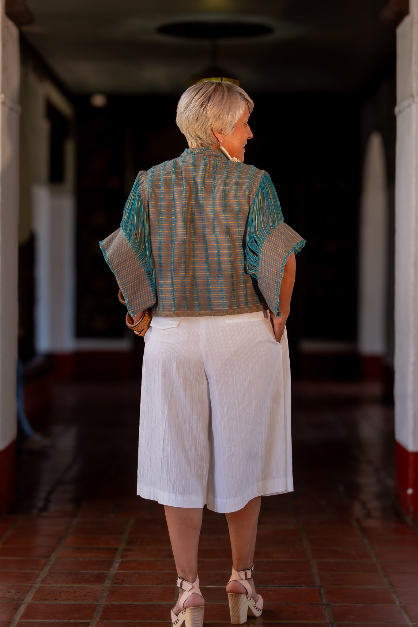 Chaleco de diseño mexicano, con textil tradicional y diseño contemporáneo. Textil tejido a mano en telar de pedal hecho en México. Pieza única de arte que puedes vestir.
