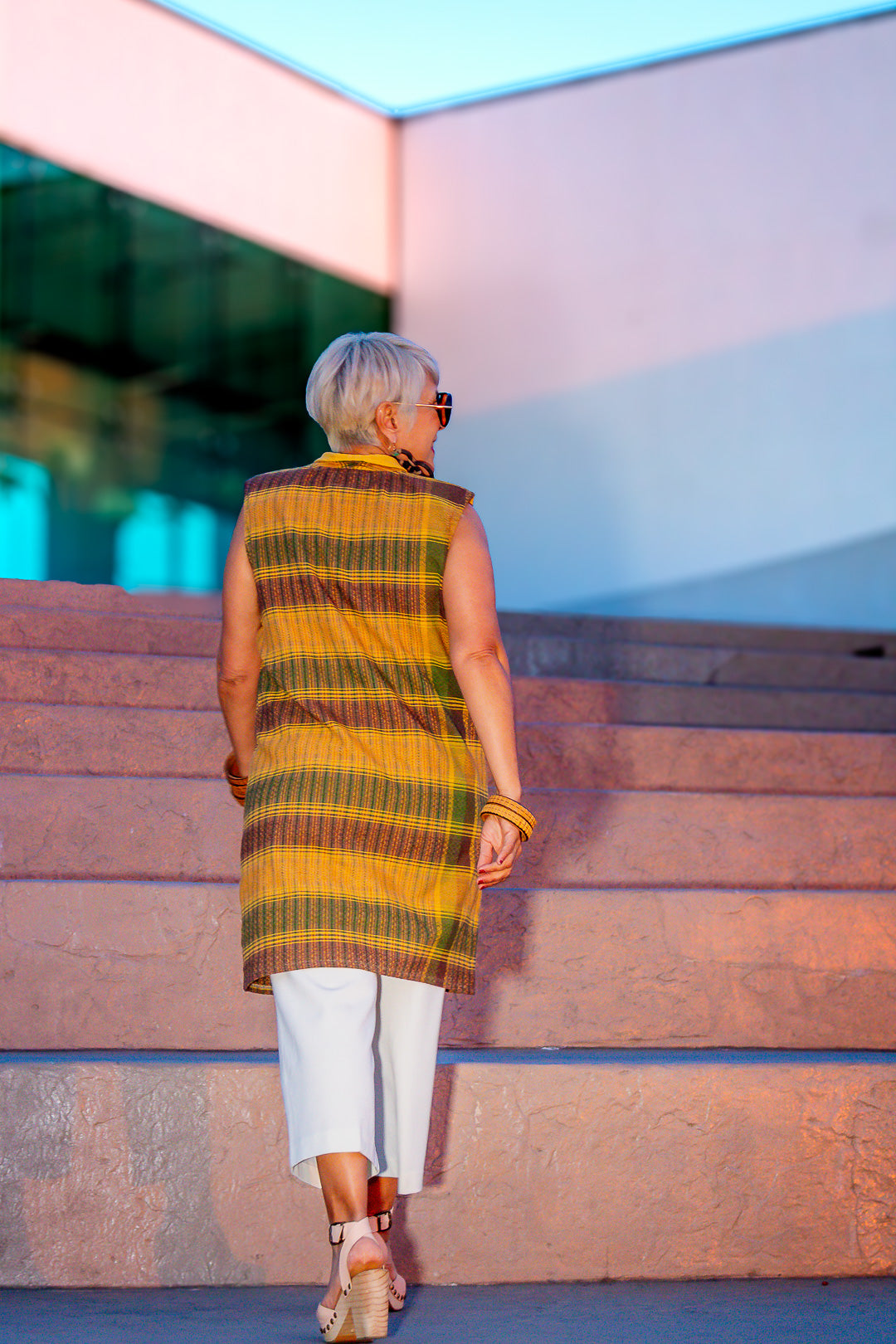 Chaleco Raíz, moda artesanal contemporánea  hecha a mano en telar de pedal.