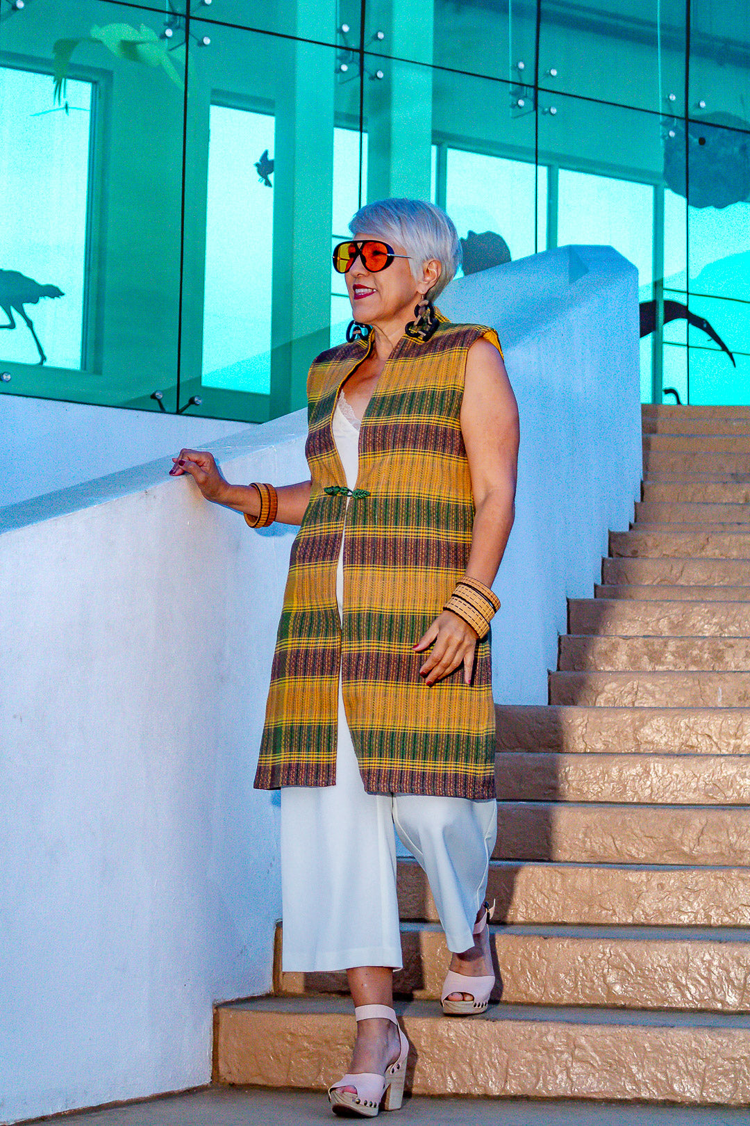 Chaleco Raíz, moda artesanal contemporánea  hecha a mano en telar de pedal.