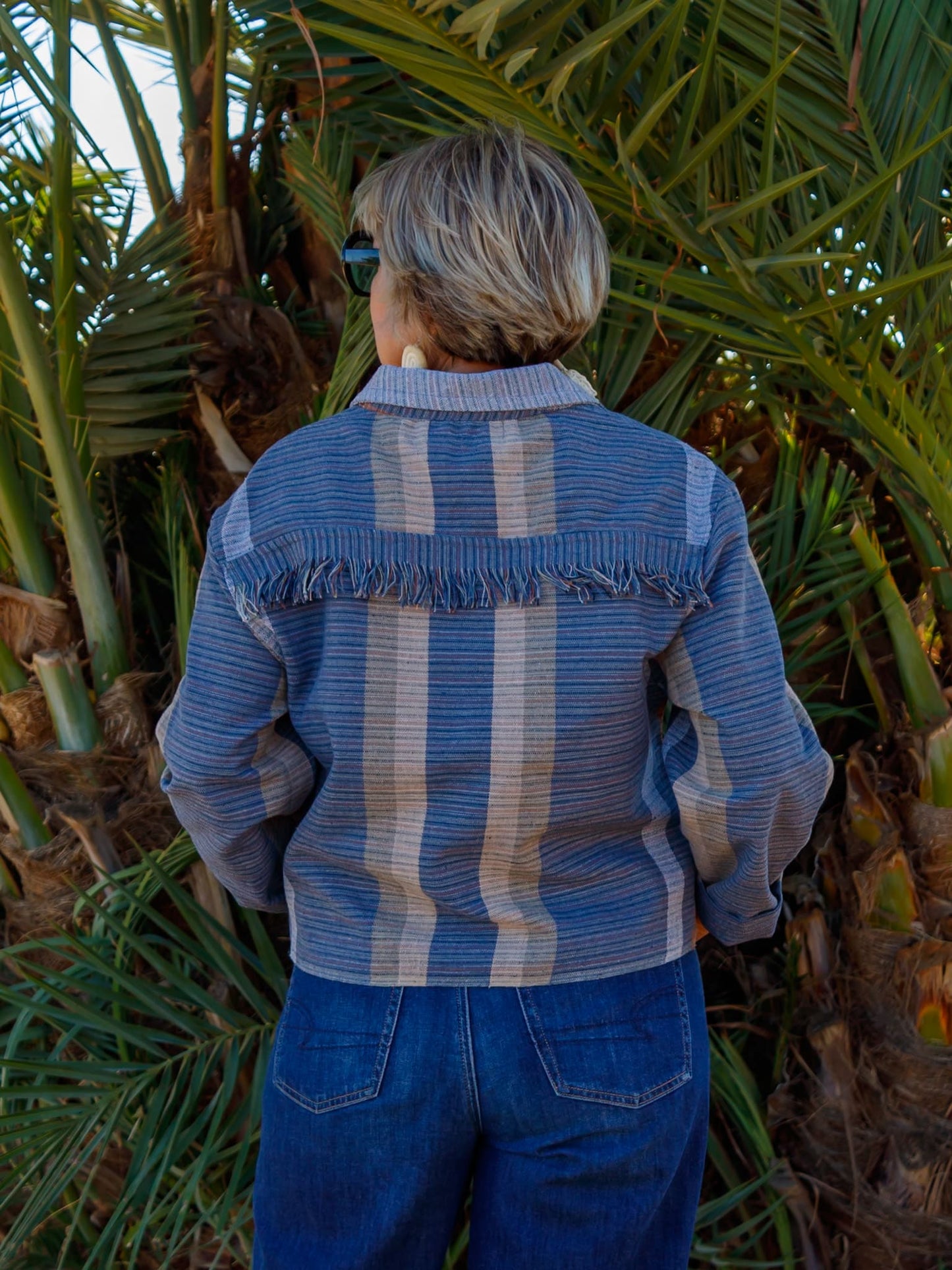 Chamarra Gúpa 100% artesanal con textil tejido en telar de pedal tradicional con hilos de algodón, pieza única - Nativa de Corazón.