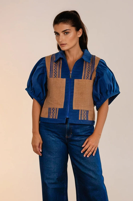 Chamarra con textil artesanal tejido en telar de pedal. Diseño original de Nativa de Corazón. Pieza única.