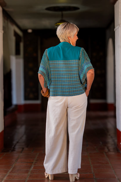 Chamarra de diseño mexicano y moda artesanal. Con textil tejodo en telar de pedal hecho en México. 