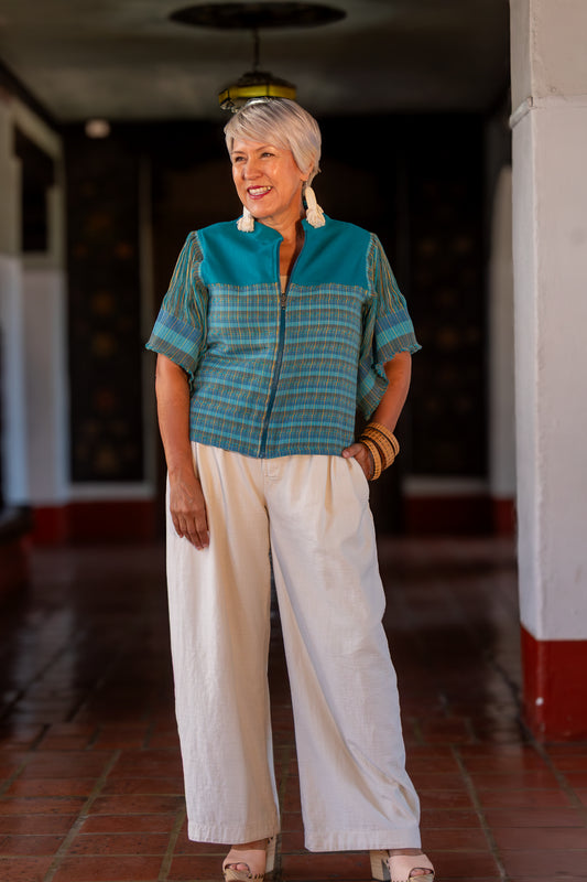 Chamarra de diseño mexicano y moda artesanal. Con textil tejodo en telar de pedal hecho en México. 