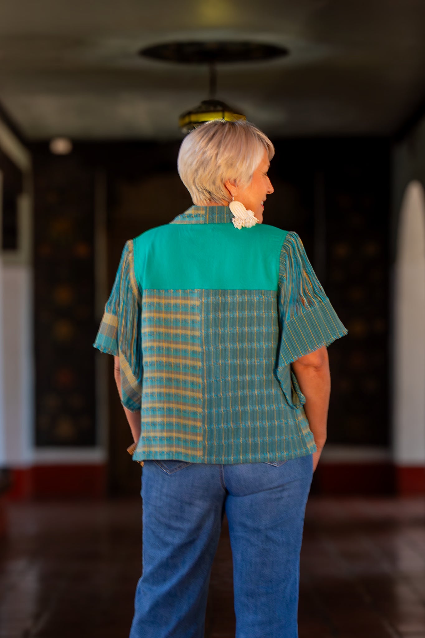 Chamarra de diseño mexicano y moda artesanal. Con textil tejodo en telar de pedal hecho en México. 