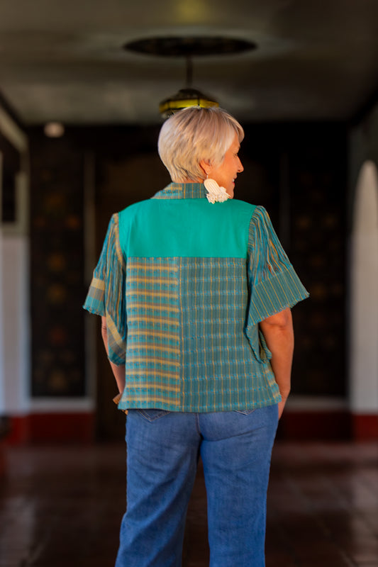 Chamarra de diseño mexicano y moda artesanal. Con textil tejodo en telar de pedal hecho en México. 