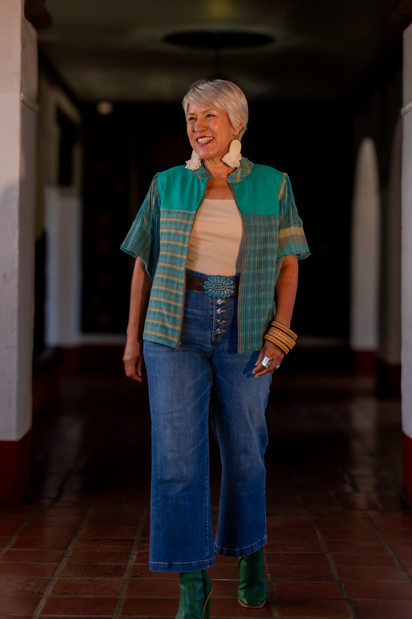Chamarra de diseño mexicano y moda artesanal. Con textil tejodo en telar de pedal hecho en México. 