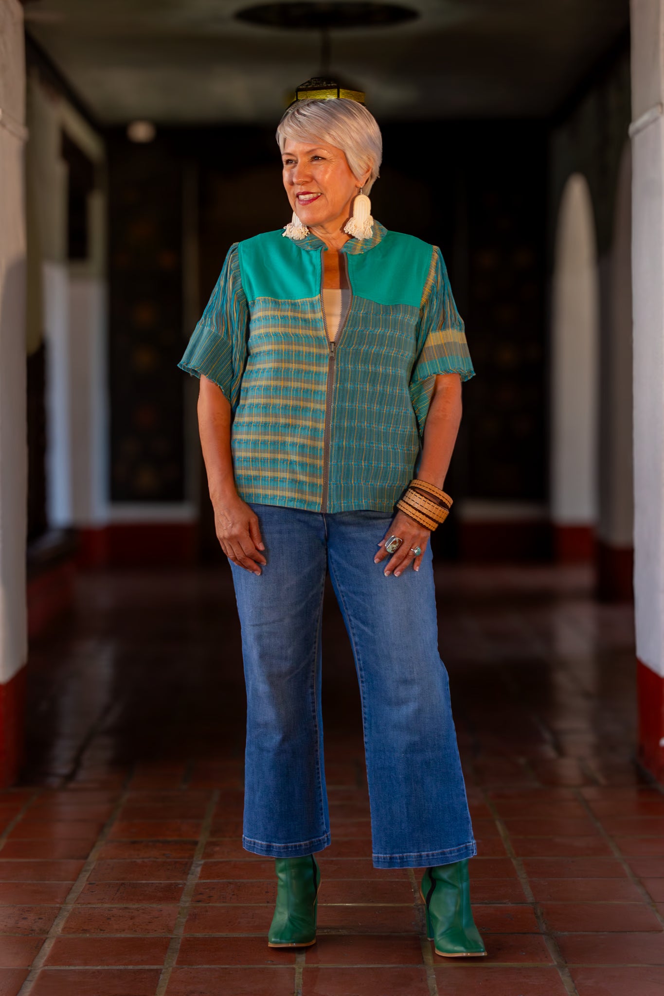 Chamarra de diseño mexicano y moda artesanal. Con textil tejodo en telar de pedal hecho en México. 