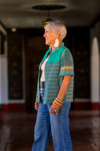 Chamarra de diseño mexicano y moda artesanal. Con textil tejodo en telar de pedal hecho en México. 