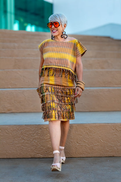 Conjunto de blusa y falda tejido a mano en telar de pedal 1