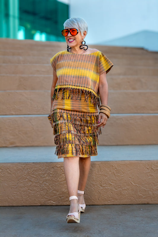 Conjunto de blusa y falda tejido a mano en telar de pedal 1