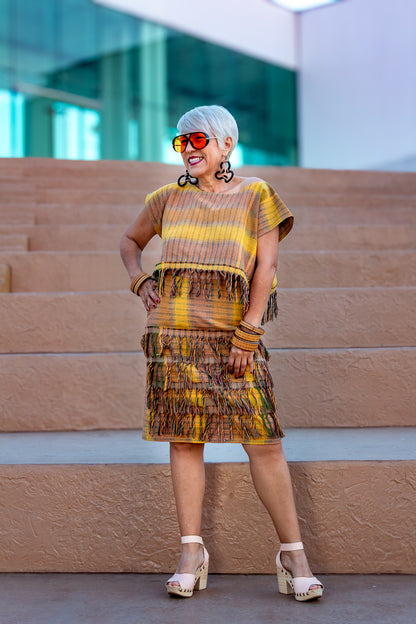 Conjunto de blusa y falda tejido a mano en telar de pedal 2